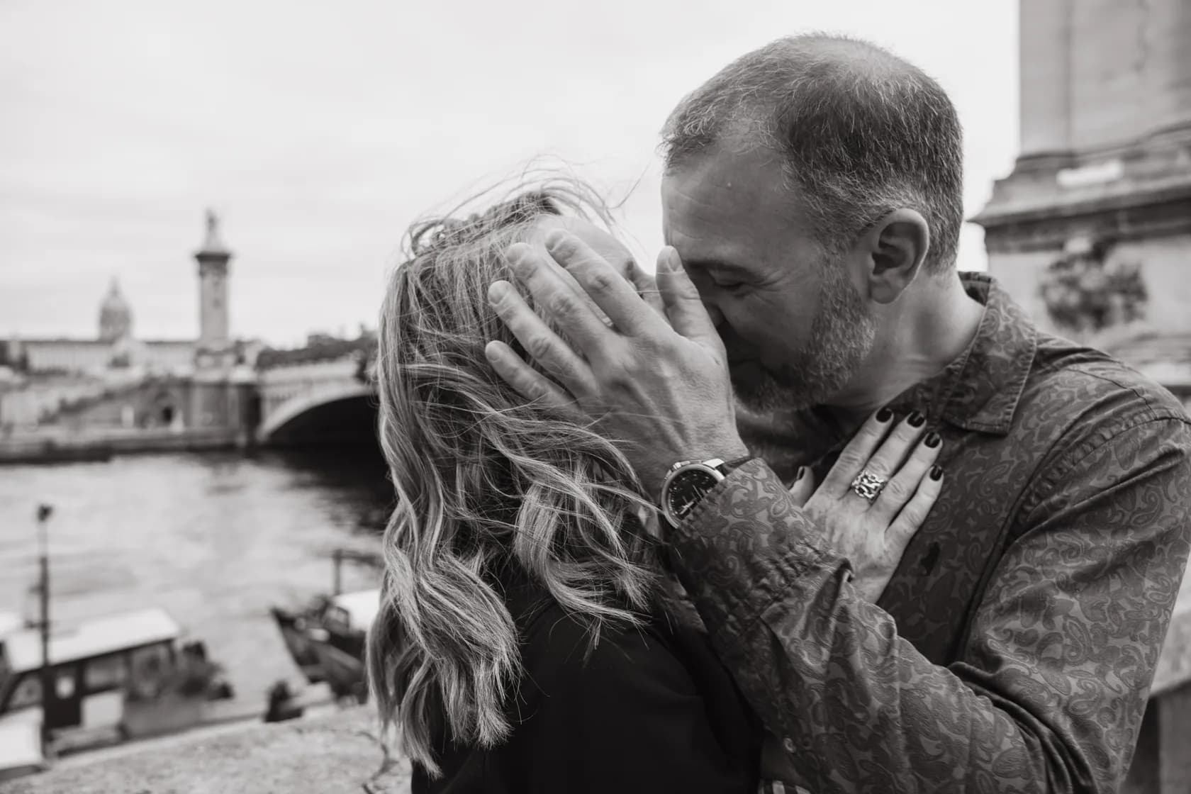 A couple, face to face, in black and white on the Pont Alexandre III