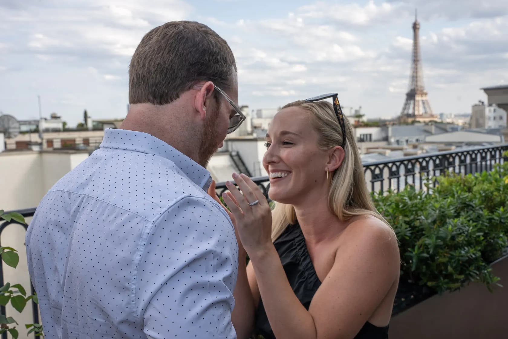 Demande en mariage sur un rooftop parisien, Tour Eiffel en arrière-plan, photographiée par Thibault Abraham
