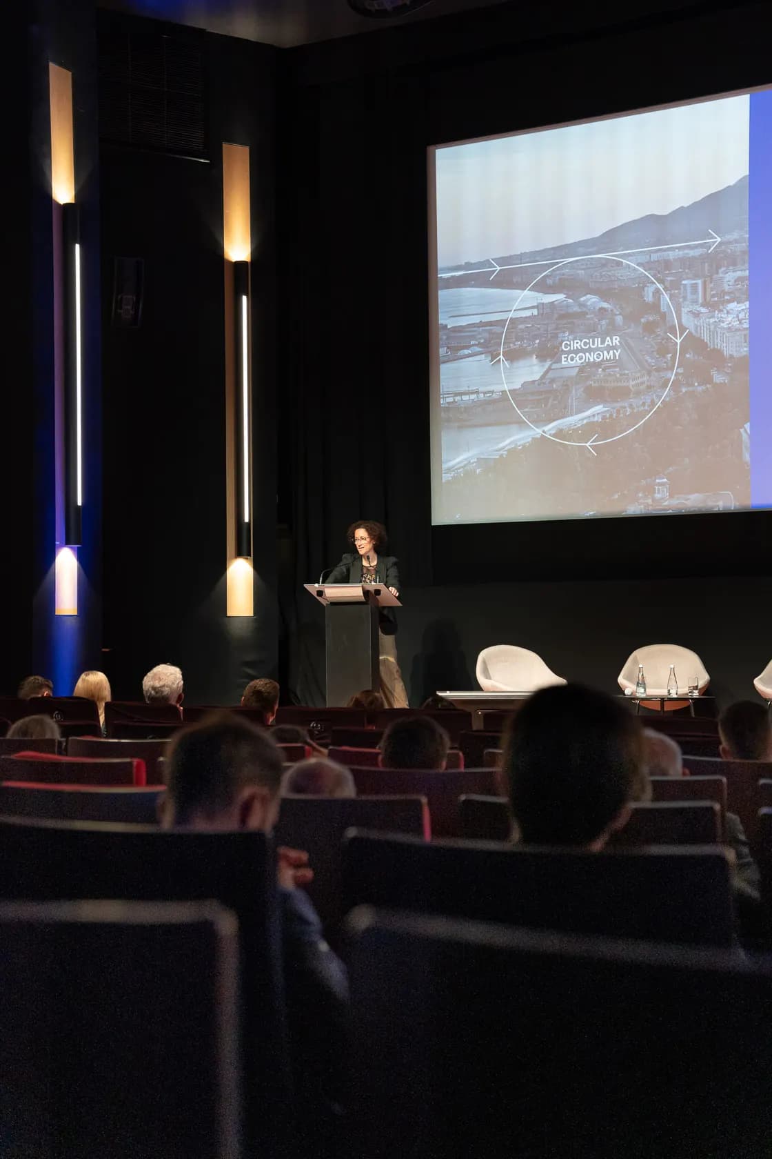 Portrait d'une oratrice au pupitre lors d'une conférence d'entreprise