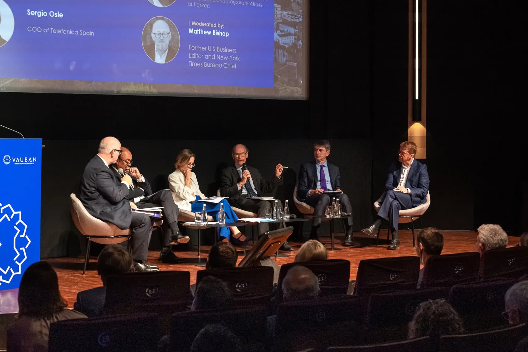 Panel international en conférence.