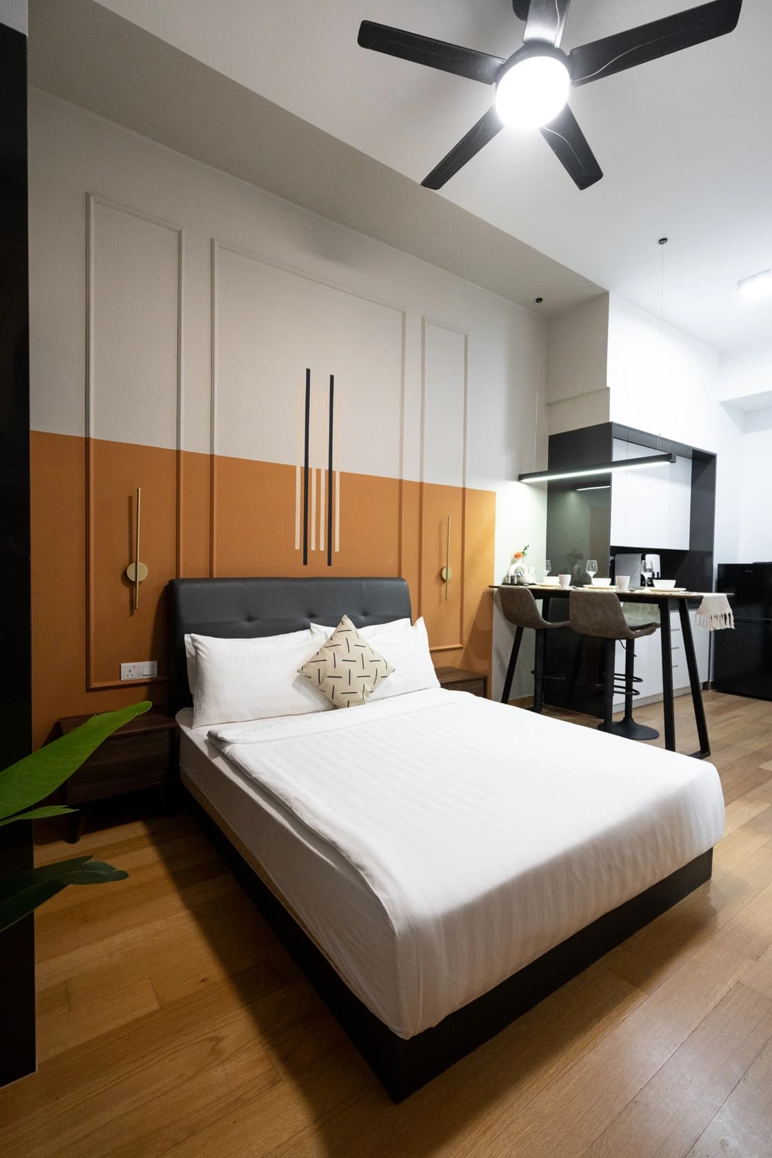 Chambre d'hôtel avec lit double, vue sur le coin cuisine et bar en arrière-plan