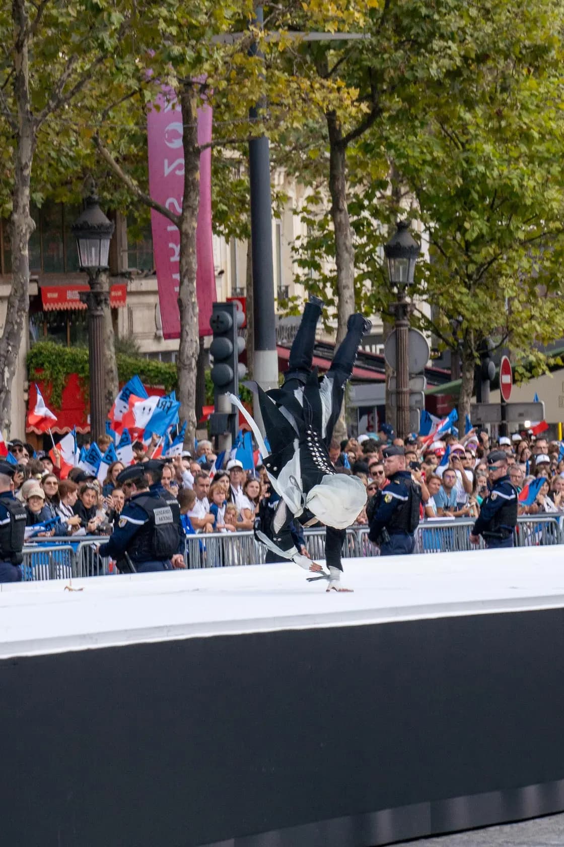 Fanfare et drapeaux, défilé sur les Champs-Élysées