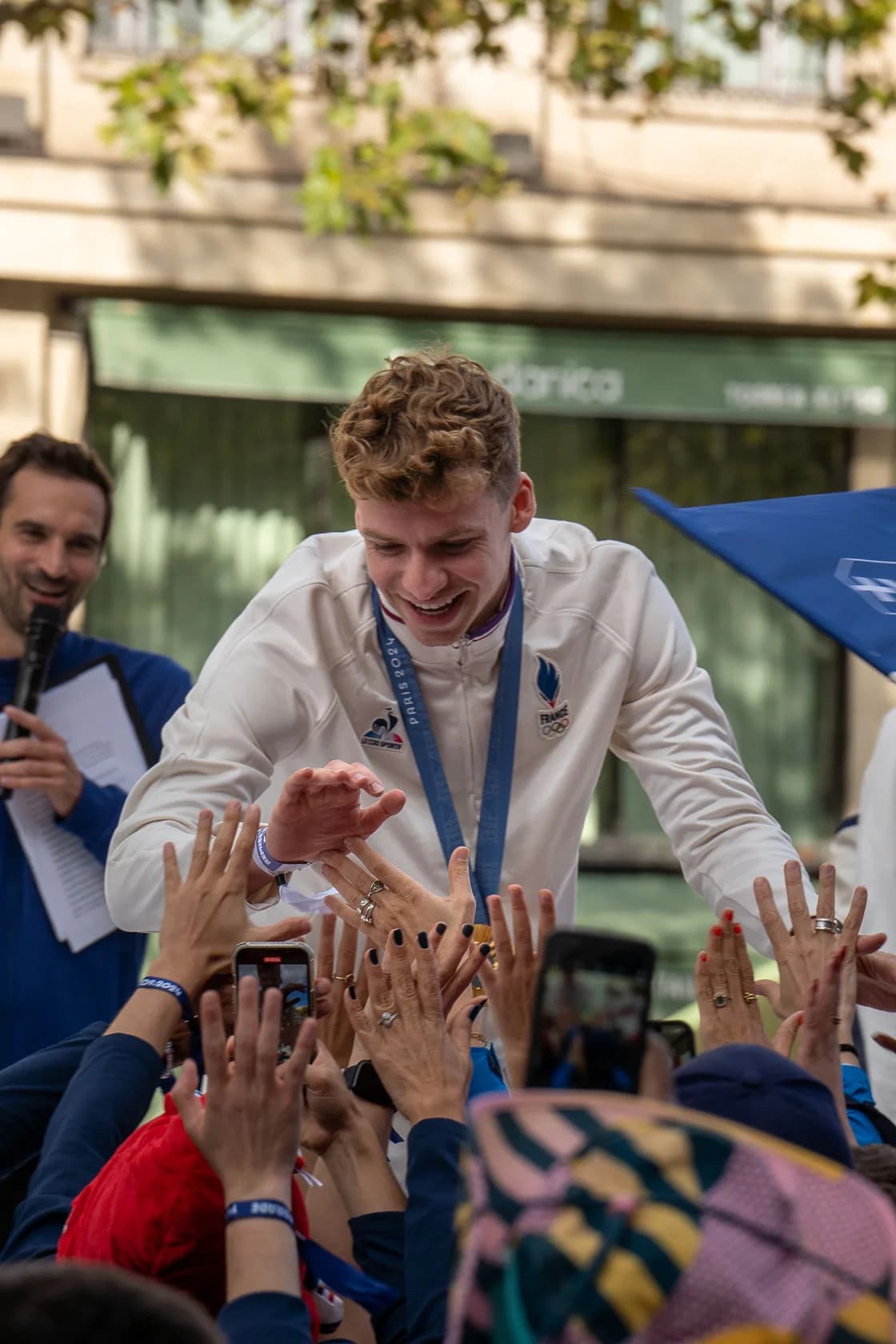 Léon Marchand, médaillé, salue la foule, Parade des Champions Paris 2024