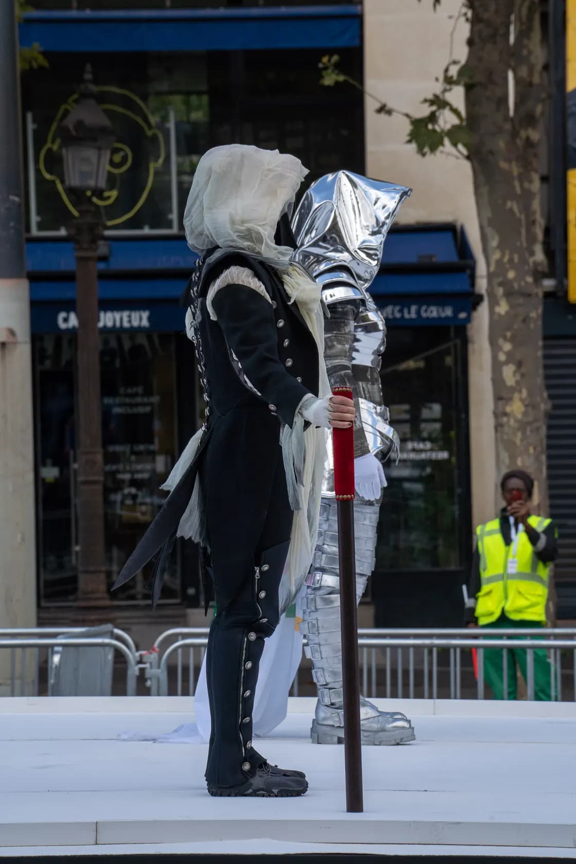 Mascotte argentée façon astronaute, Parade des Champions