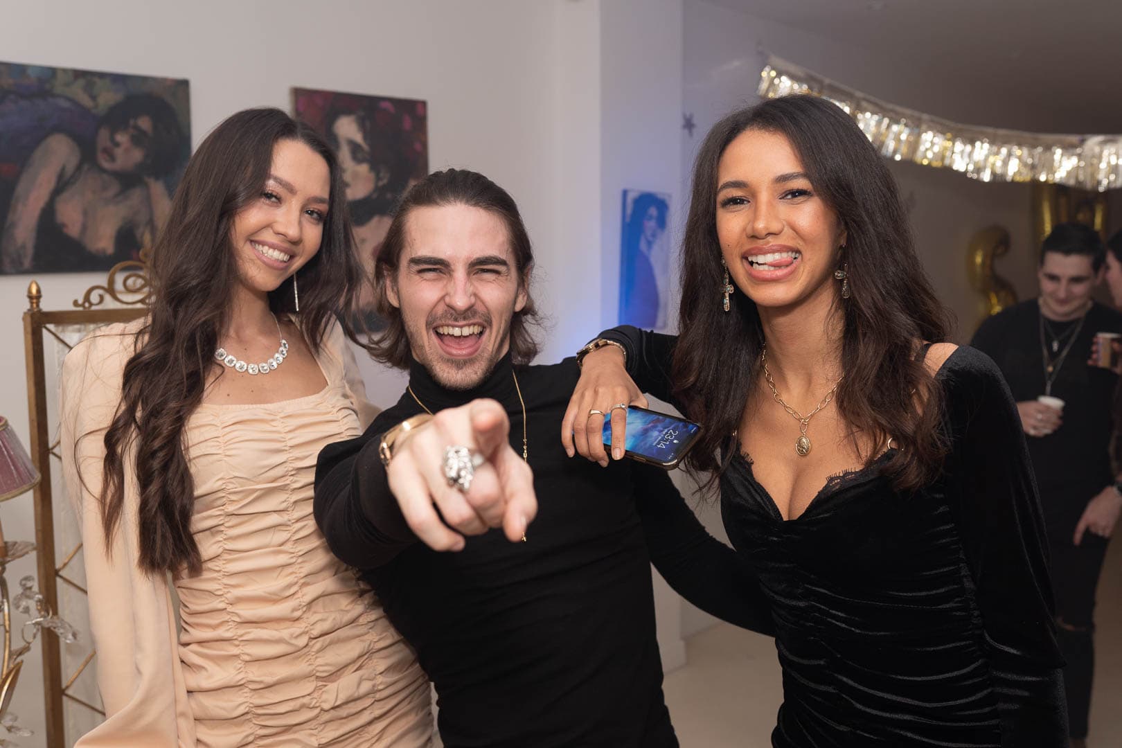 Photo de groupe lors de la soirée du Nouvel An, capturant un moment festif