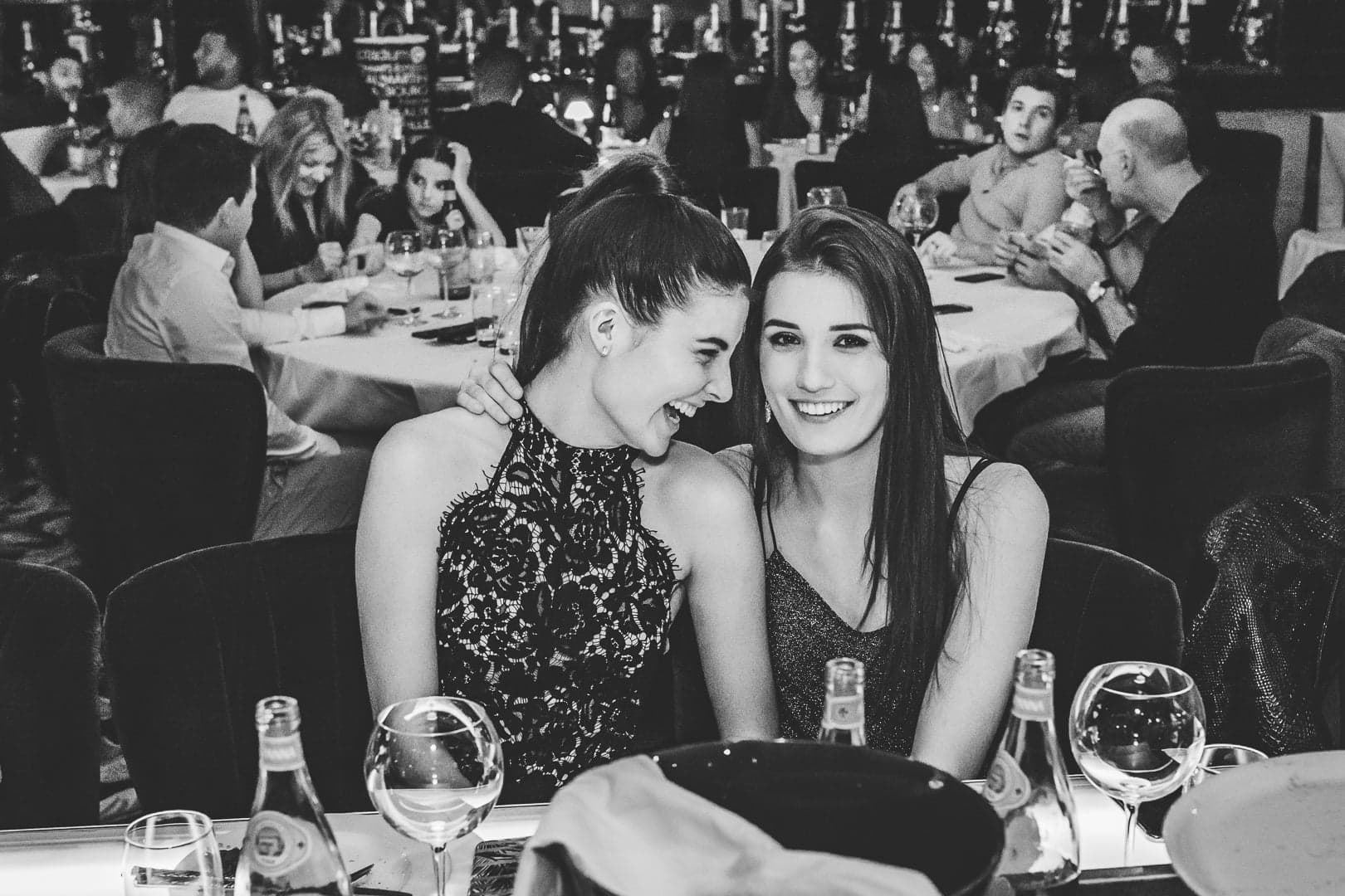 Deux amies Miss Régionales 2019 rigolant à table au Restaurant GIOA