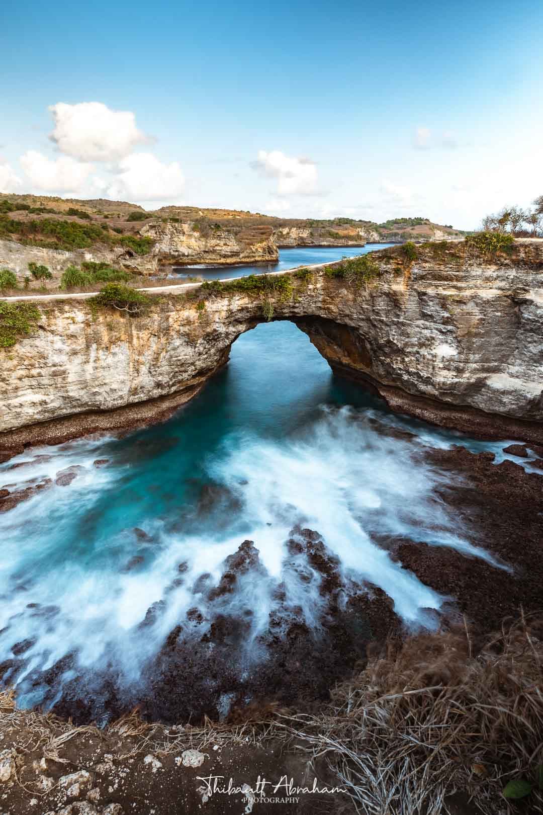 L'arche de Broken Beach créee un pont suspendu au dessus de la mer, à Nusa Penida