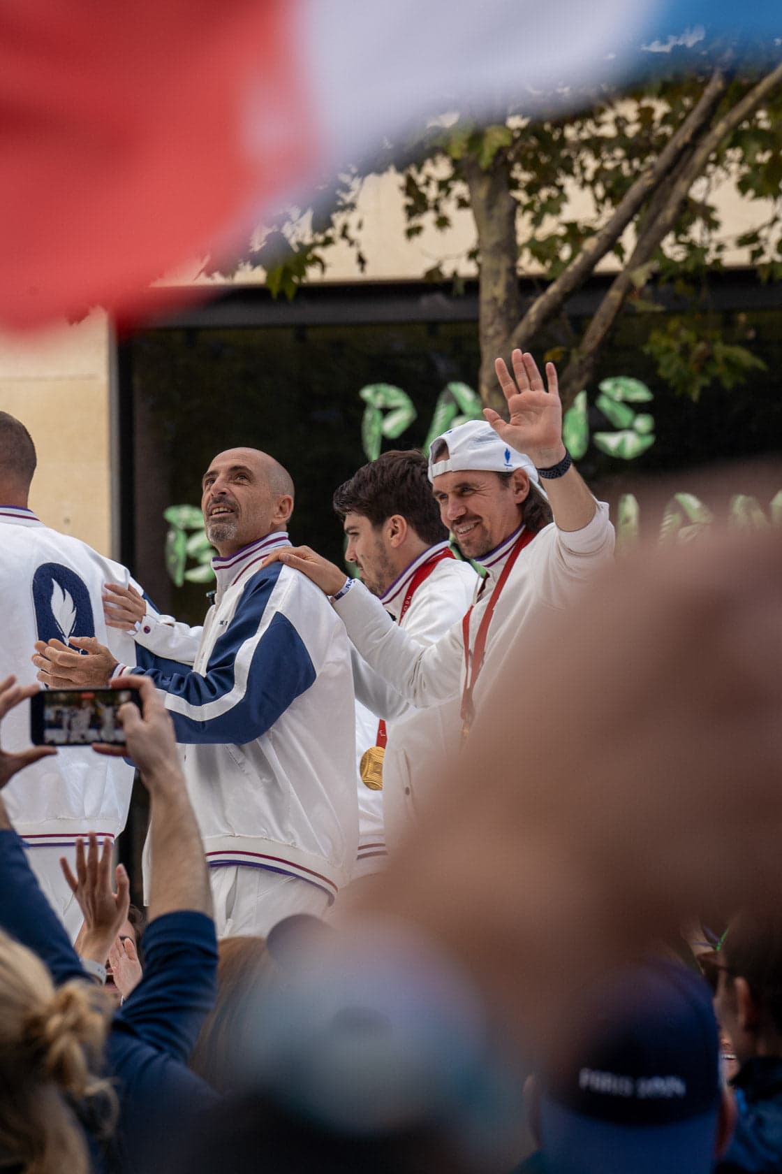 Athlète saluant la foule à la Parade des Champions