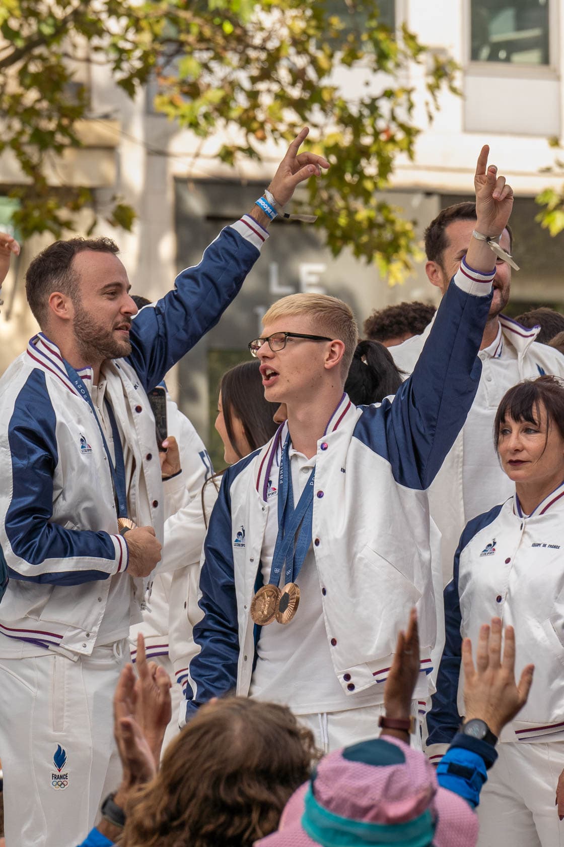 Félix Lebrun avec d'autres athlètes à la parade des Champions