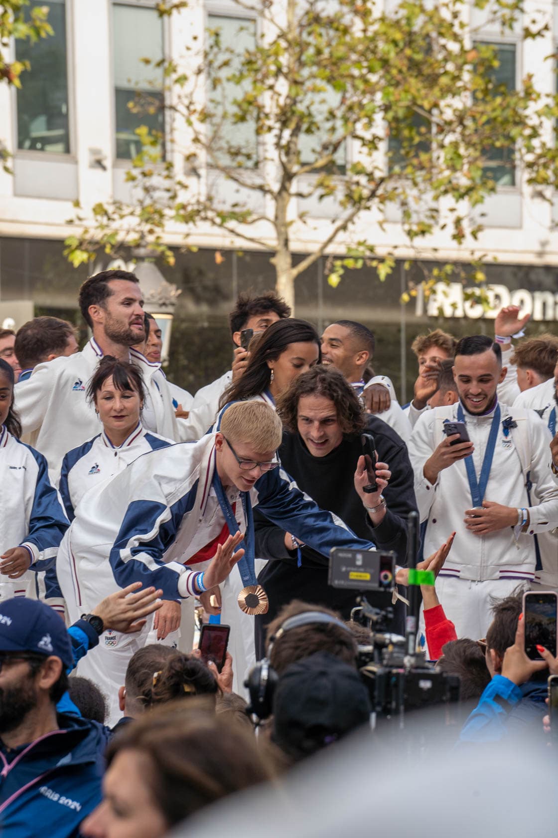 Félix Lebrun et le journaliste Paul de Saint Sernin, Parade des Champions, Paris 2024.