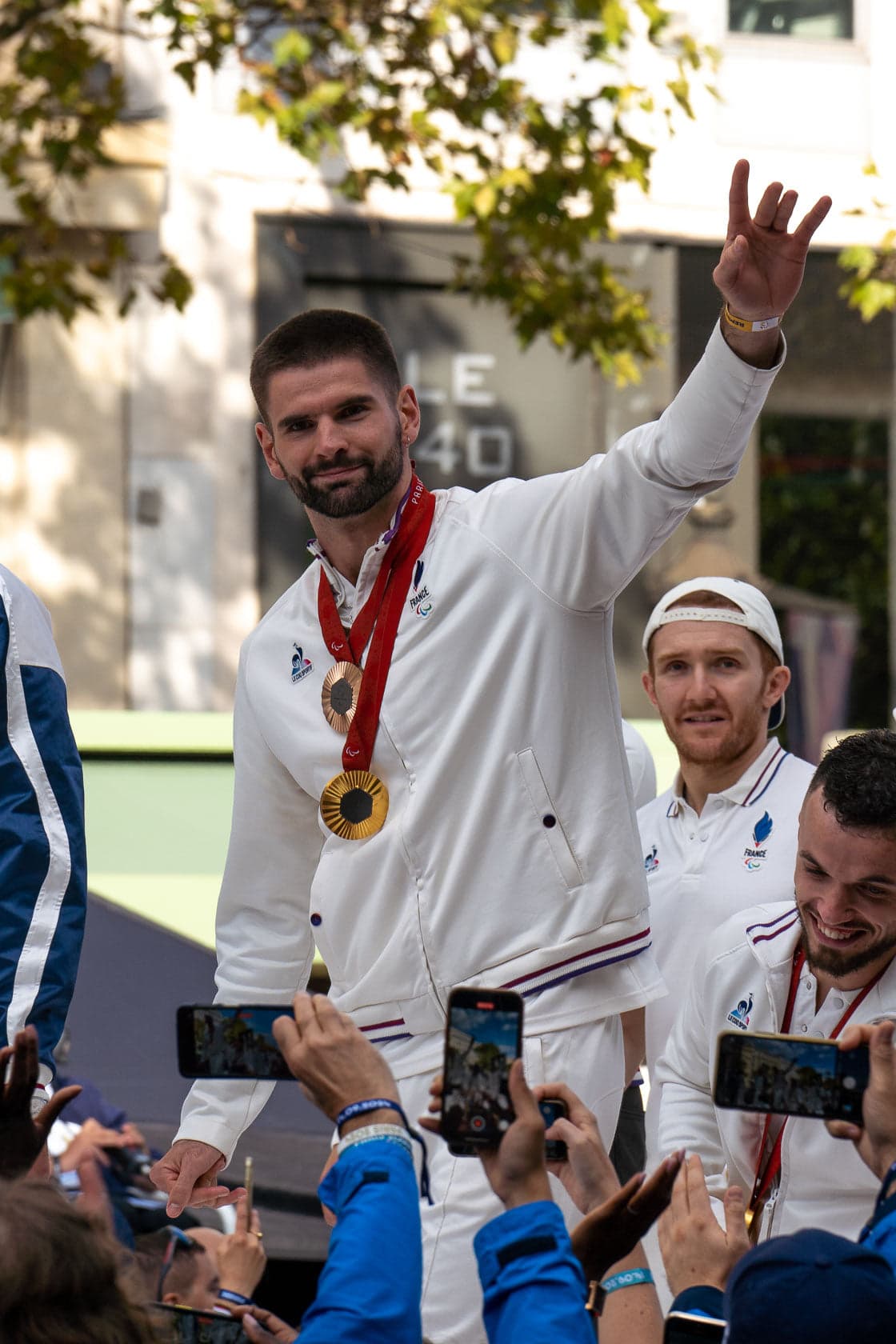 Lucas Mazur, champion paralympique, à la Parade des Champions, Paris 2024.