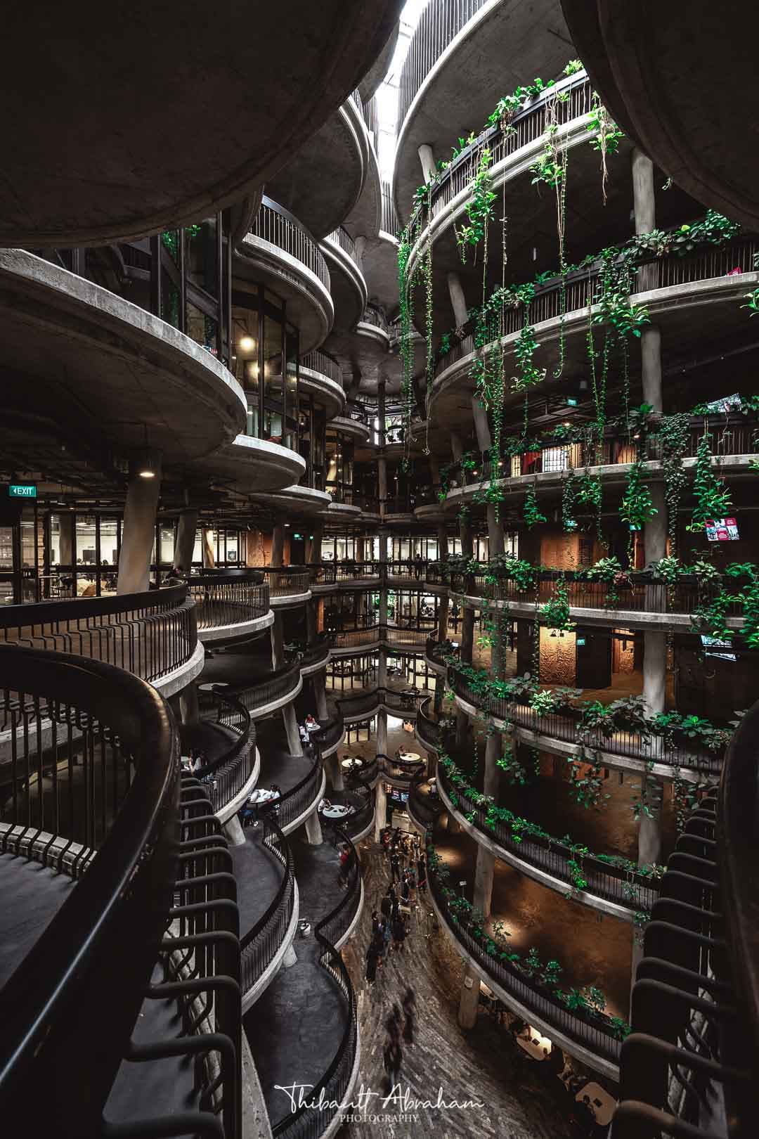 L'atrium moderne et végétalisé de l'université The Hive à Singapour