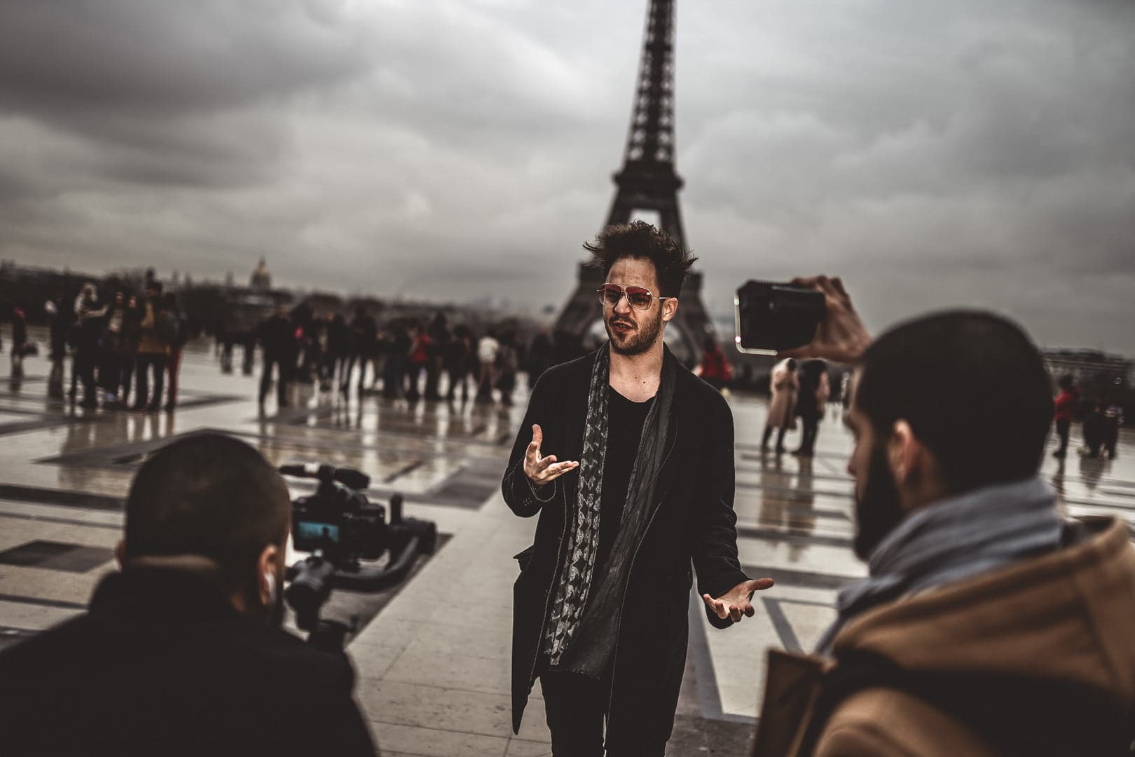 Backstage du tournage de Julien Blanc à Paris devant la Tour Eiffel