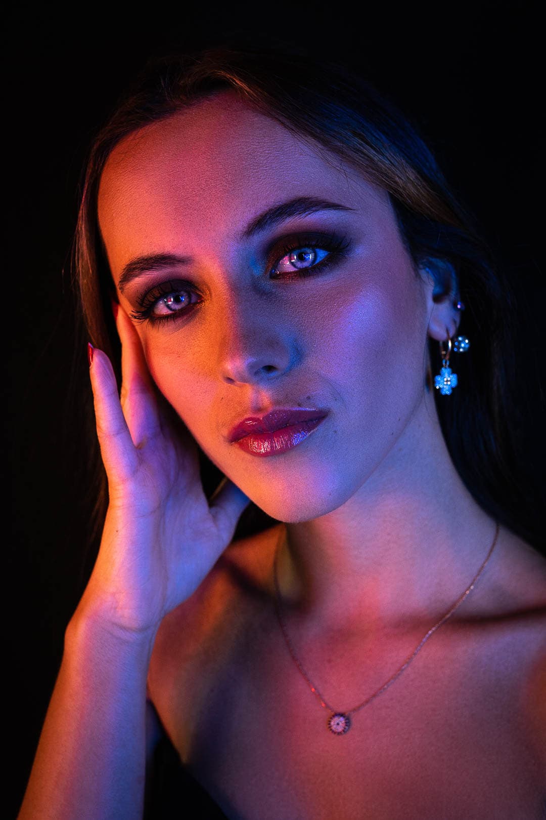 Gros plan coloré sur un modèle féminin, portrait beauté