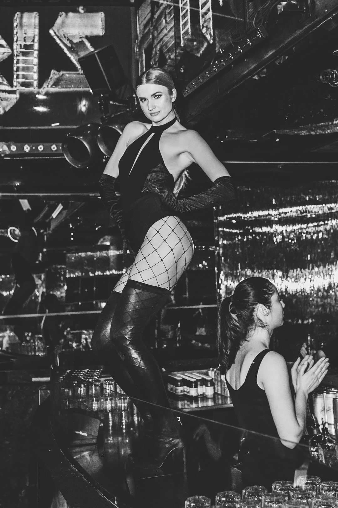 Danseuse élégante en mouvement au VIP Room, capturée dans une ambiance raffinée