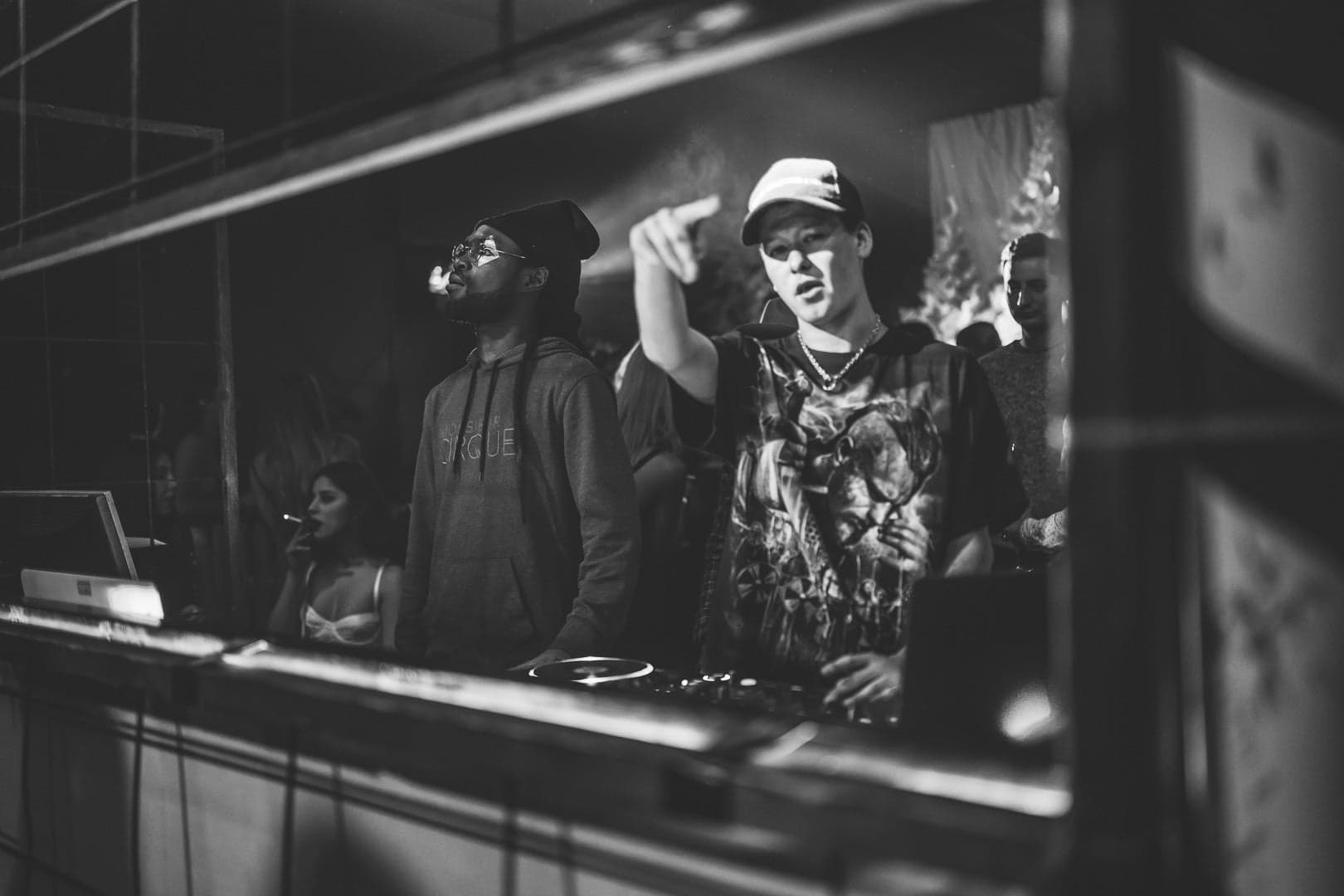 Photo en noir et blanc du DJ au nightclub Monsieur Cirque mixant lors d'une soirée
