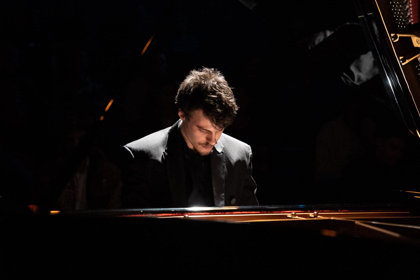 Aurélien Froissart au piano sous un éclairage dramatique