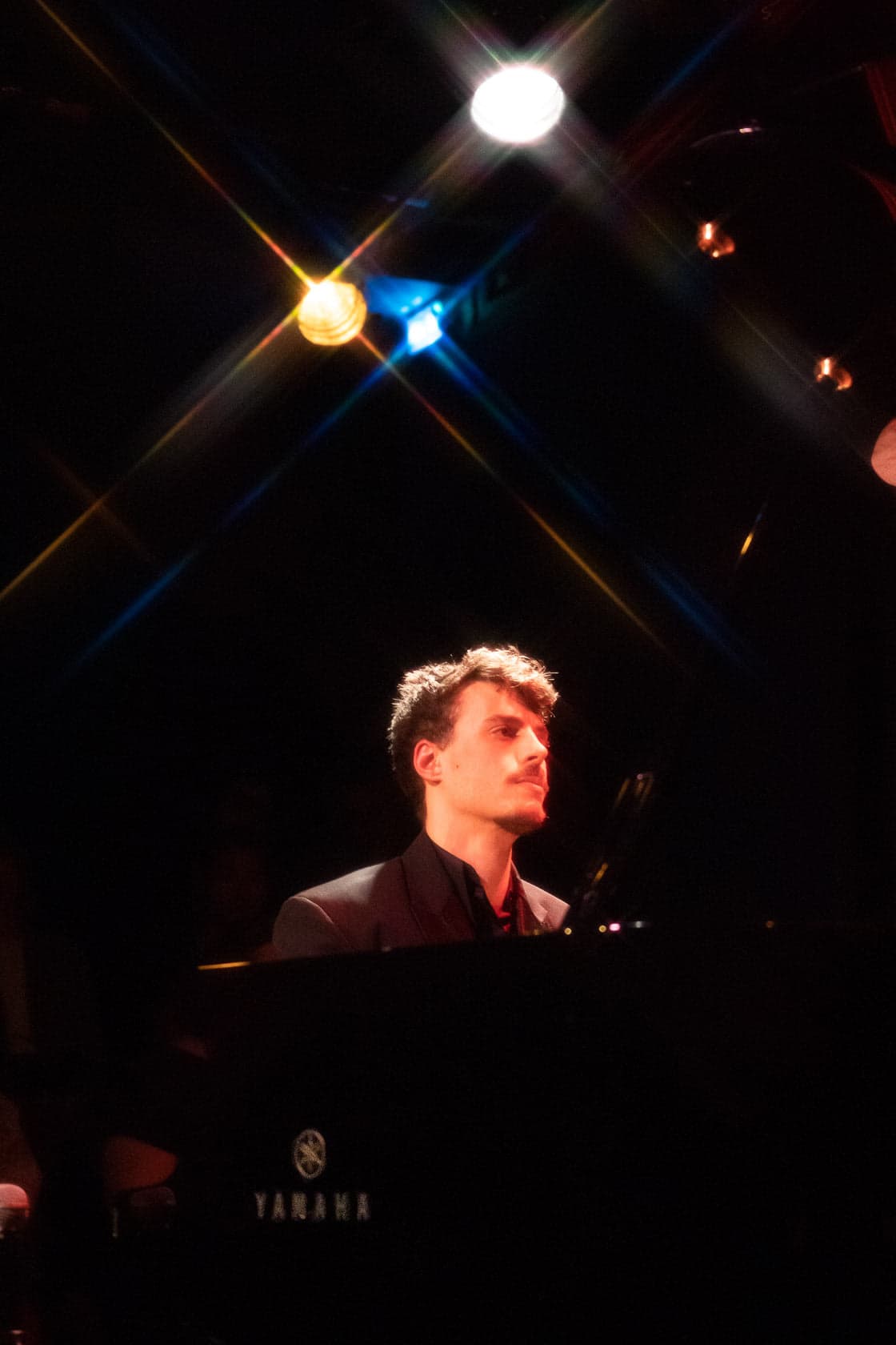 Aurélien Froissart jouant du piano sur scène