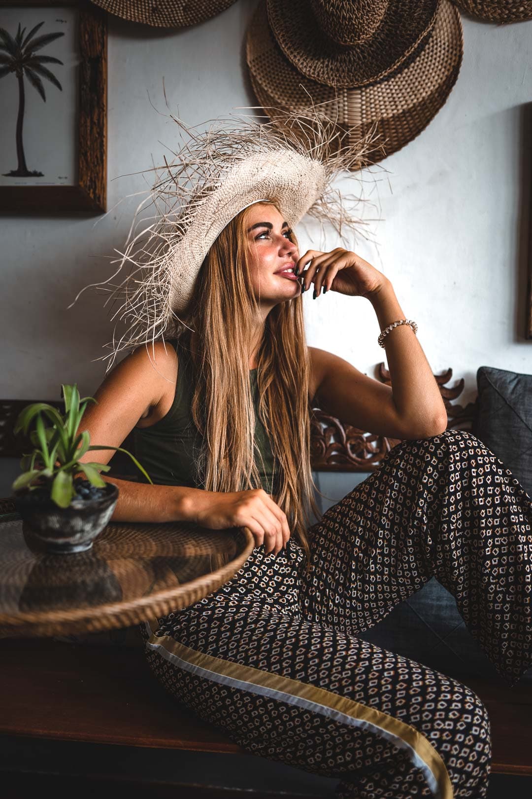Femme blonde portant un chapeau de paille à Secret Spot café Bali