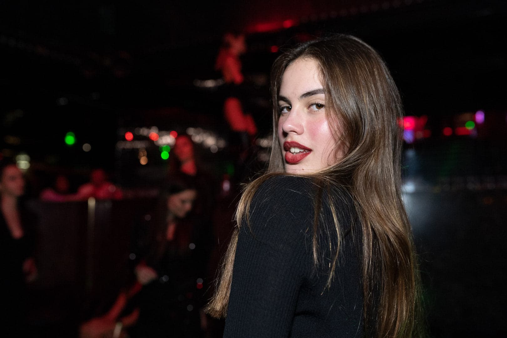 Portrait d'une femme élégante au VIP Room, capturée dans une ambiance exclusive