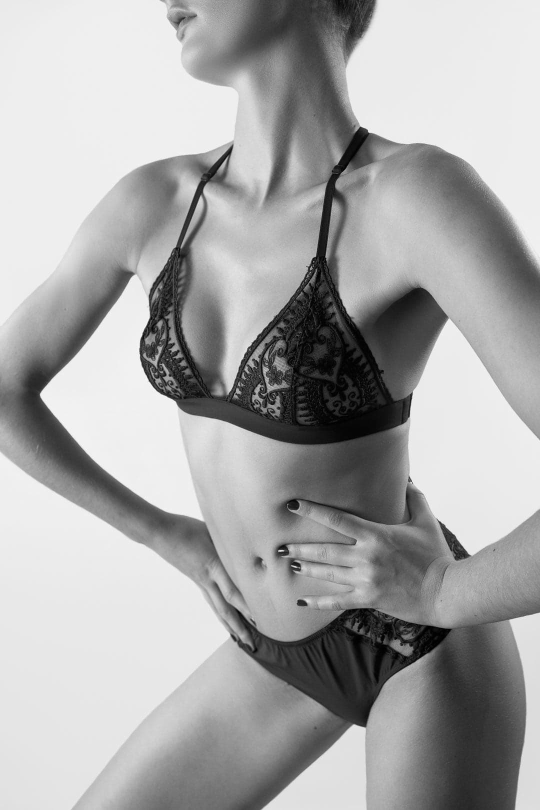 Modèle féminin en lingerie noire de style Aubade en noir et blanc, photographie professionnelle en studio