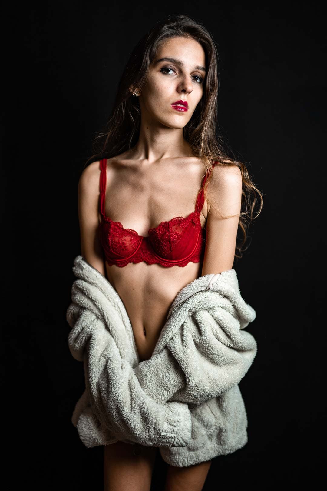 Portrait boudoir en lingerie rouge, peignoir, séance lingerie