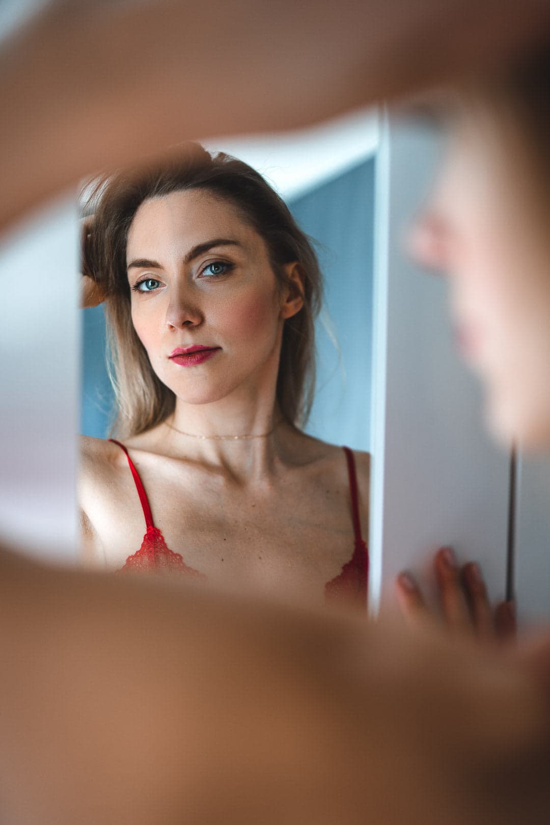 Une femme se regarde dans un miroir avec un effet de profondeur