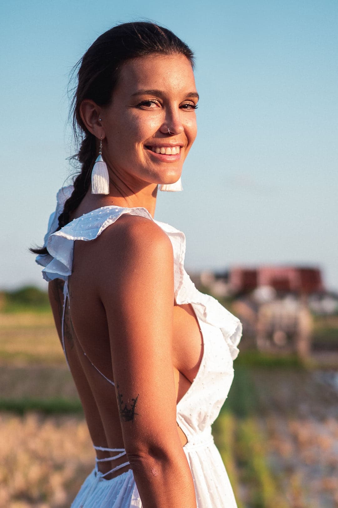 Portrait d'une femme souriante en robe blanche