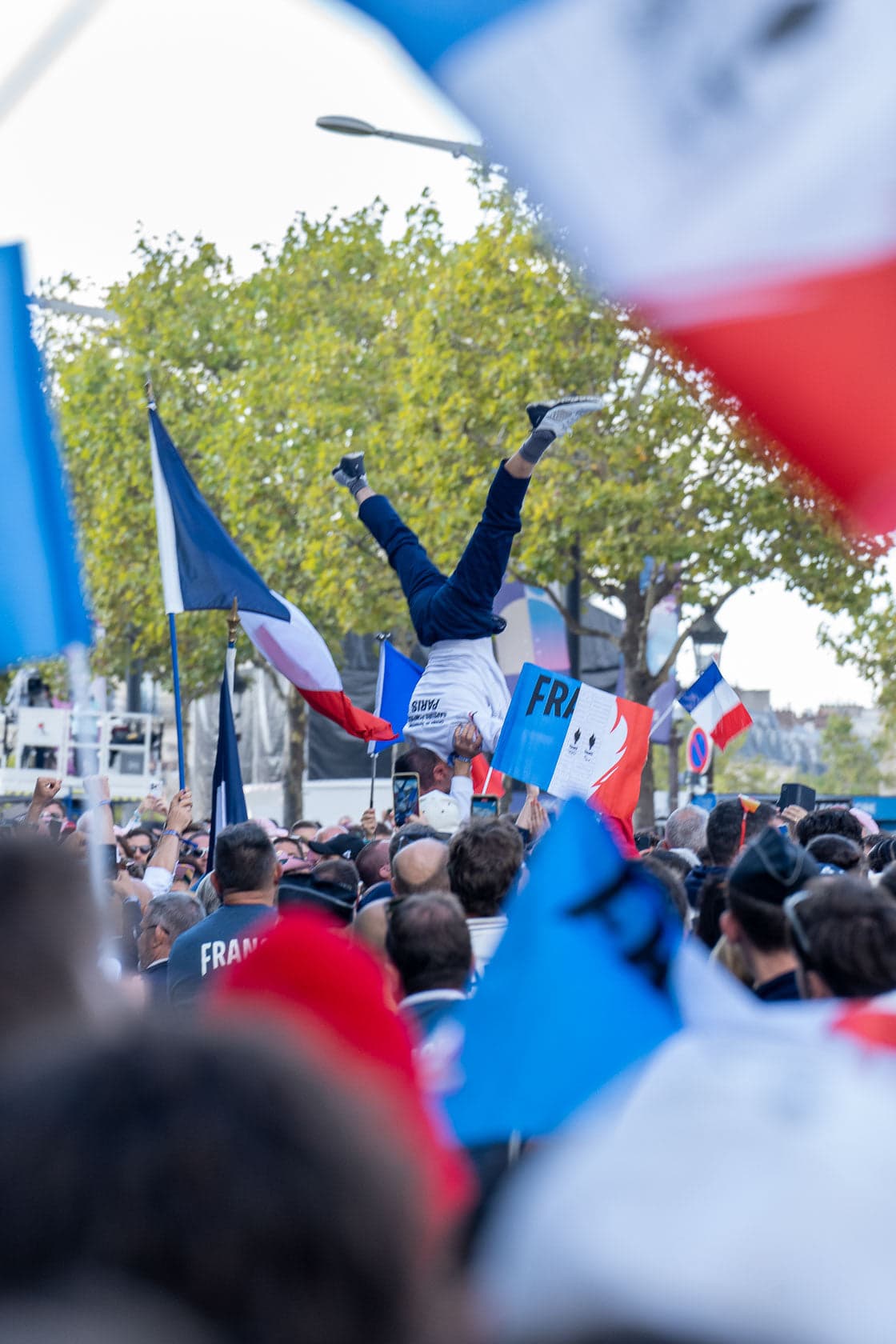 Sapeur-pompier en acrobatie à la Parade des Champions