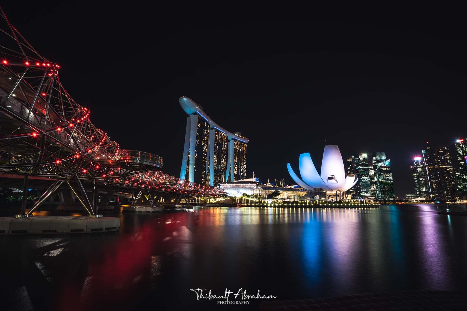 Le Helix Bridge illuminé la nuit, relie la Marina Bay Sands à Singapour