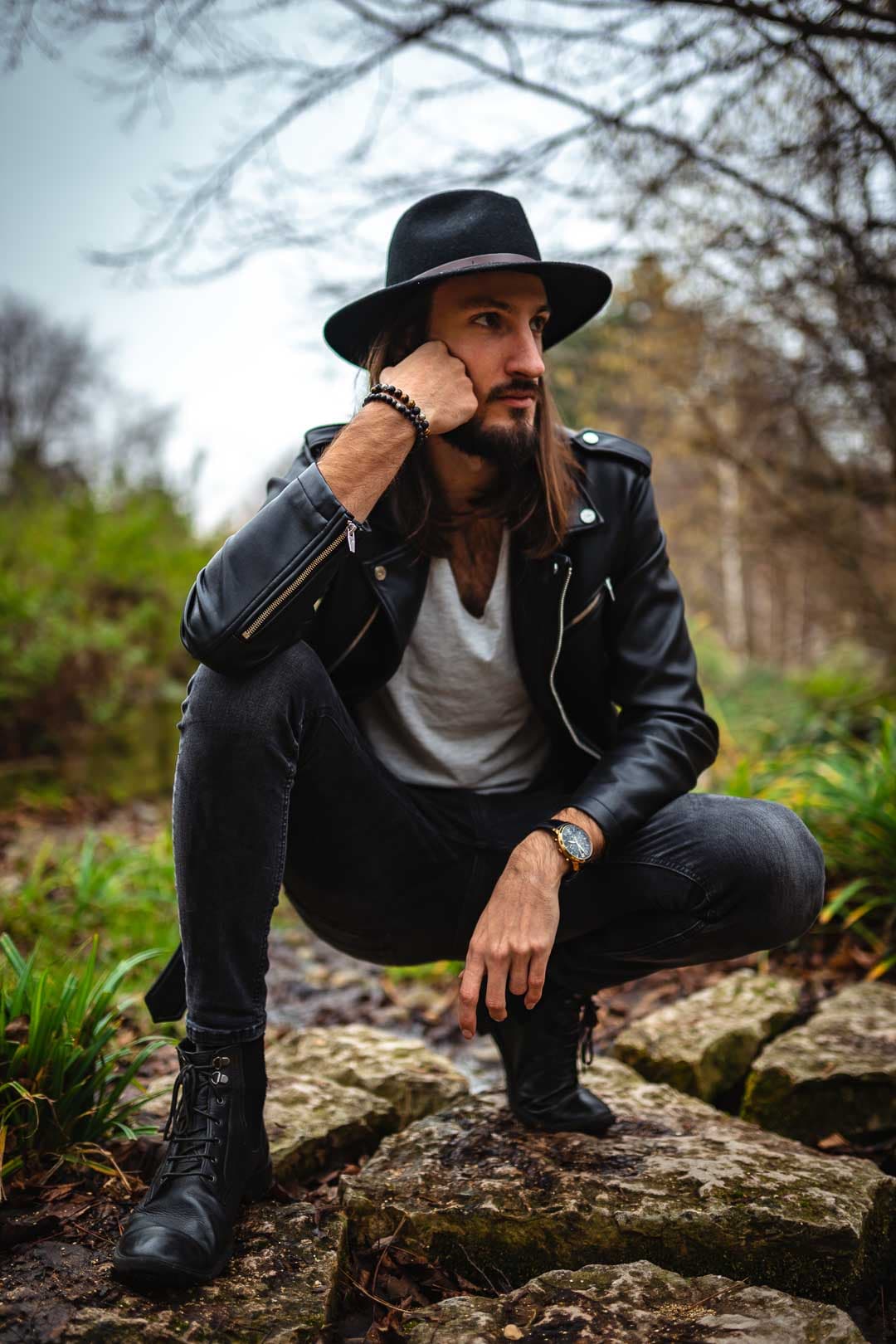 Photographie professionnelle de modèle homme accroupi en extérieur pour mise en valeur de produit