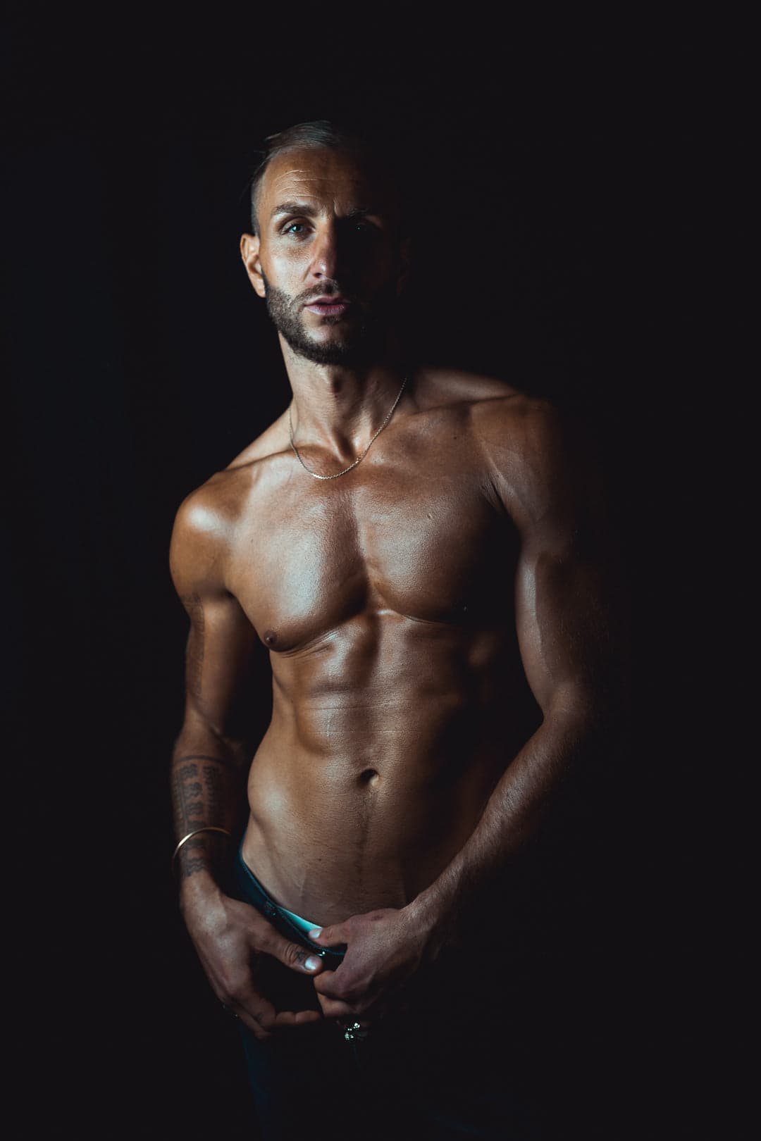 Portrait d'un homme musclé et confiant, torse nu en studio