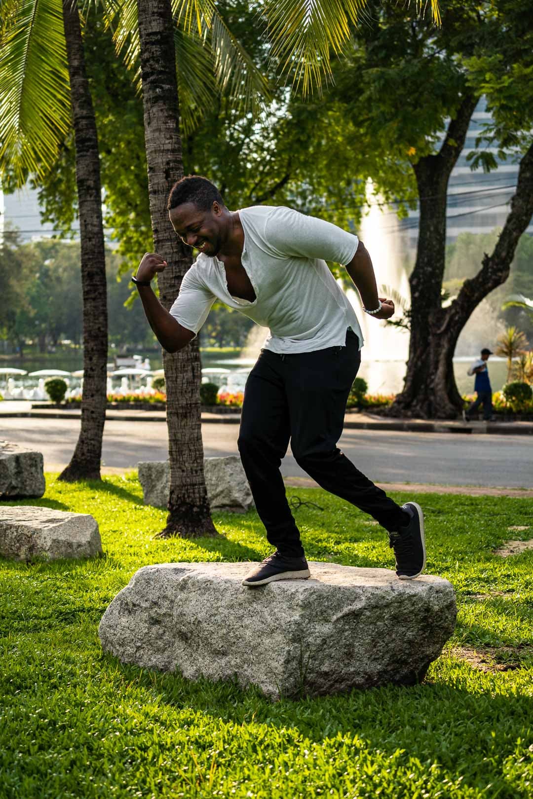 Homme afro-américain faisant une pose de statue dans un parc à Bangkok