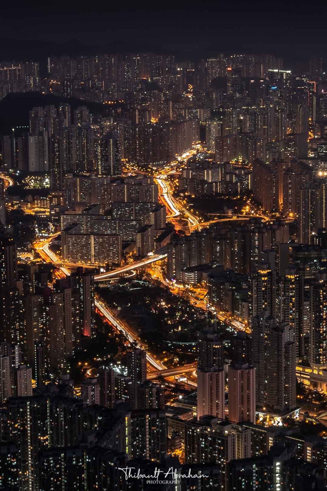 Vue lointaine de Hong Kong la nuit depuis la montagne de Lion Rock