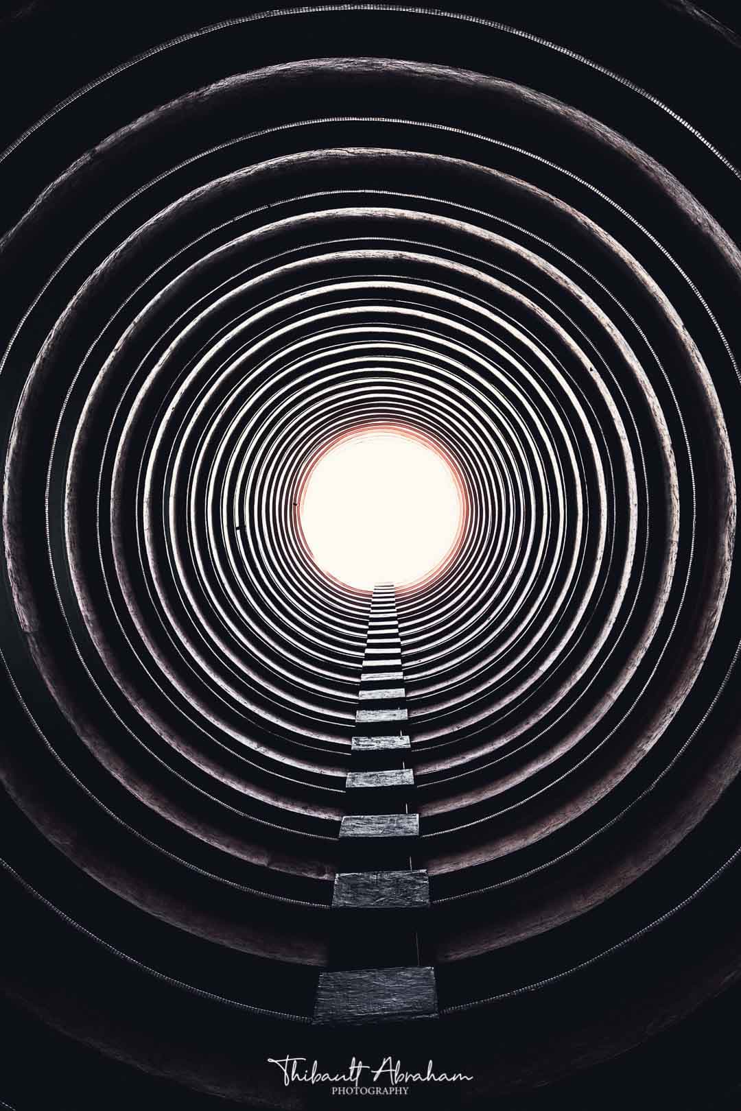 Photographie verticale de l'intérieur d'un batiment rond laisse imaginer un tunnel vers l'au-delà