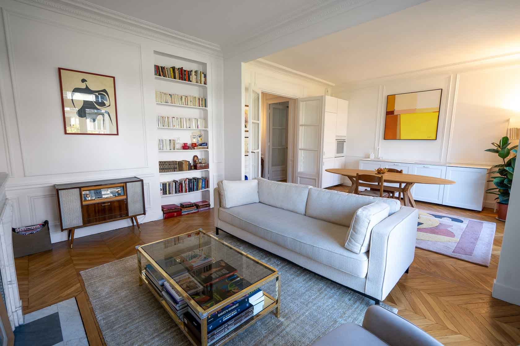 Salon haussmannien, parquet en chevrons et bibliothèque murale