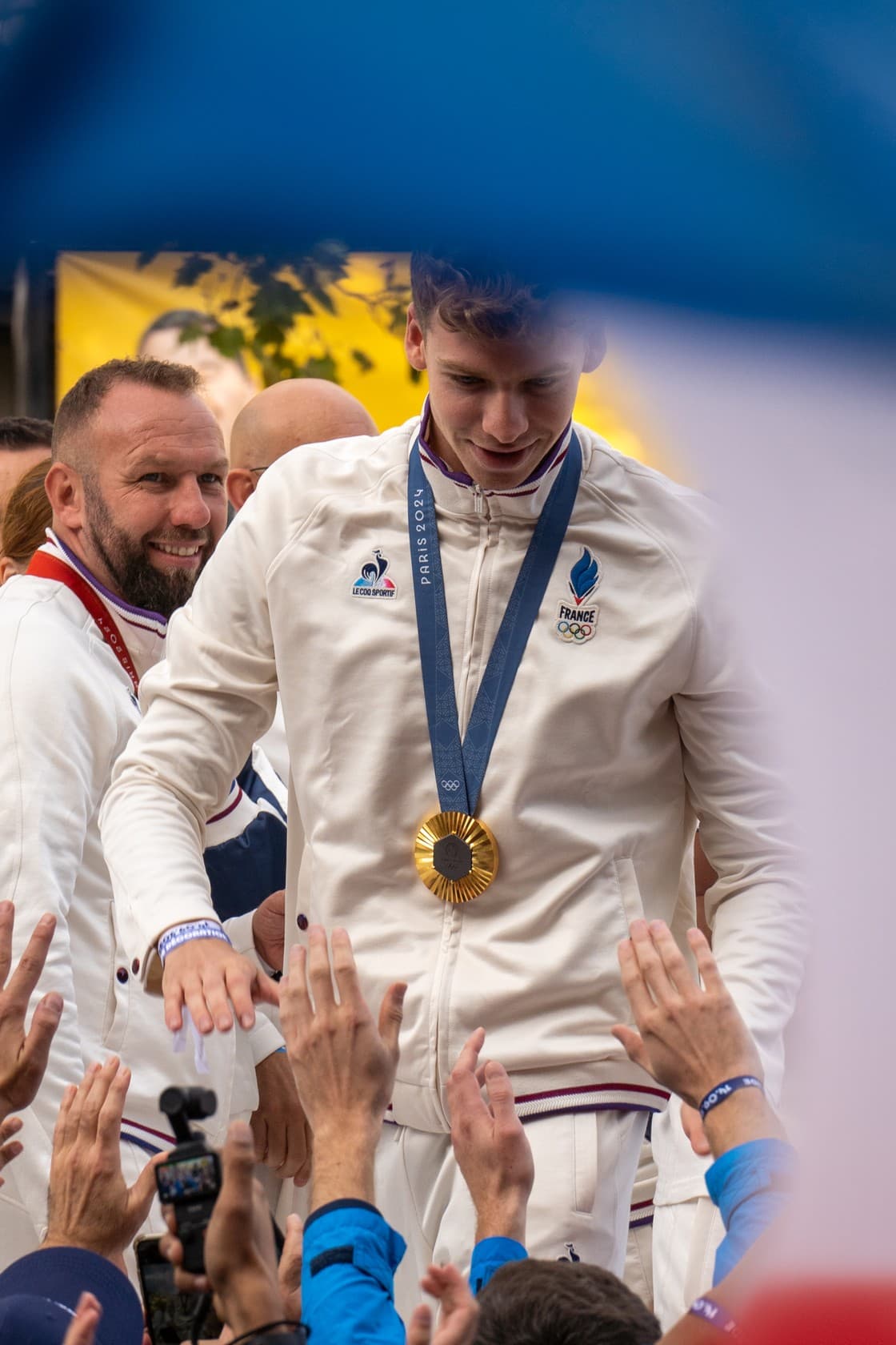 Léon Marchand, médaillé d’or, acclamé à la Parade des Champions, Paris 2024.
