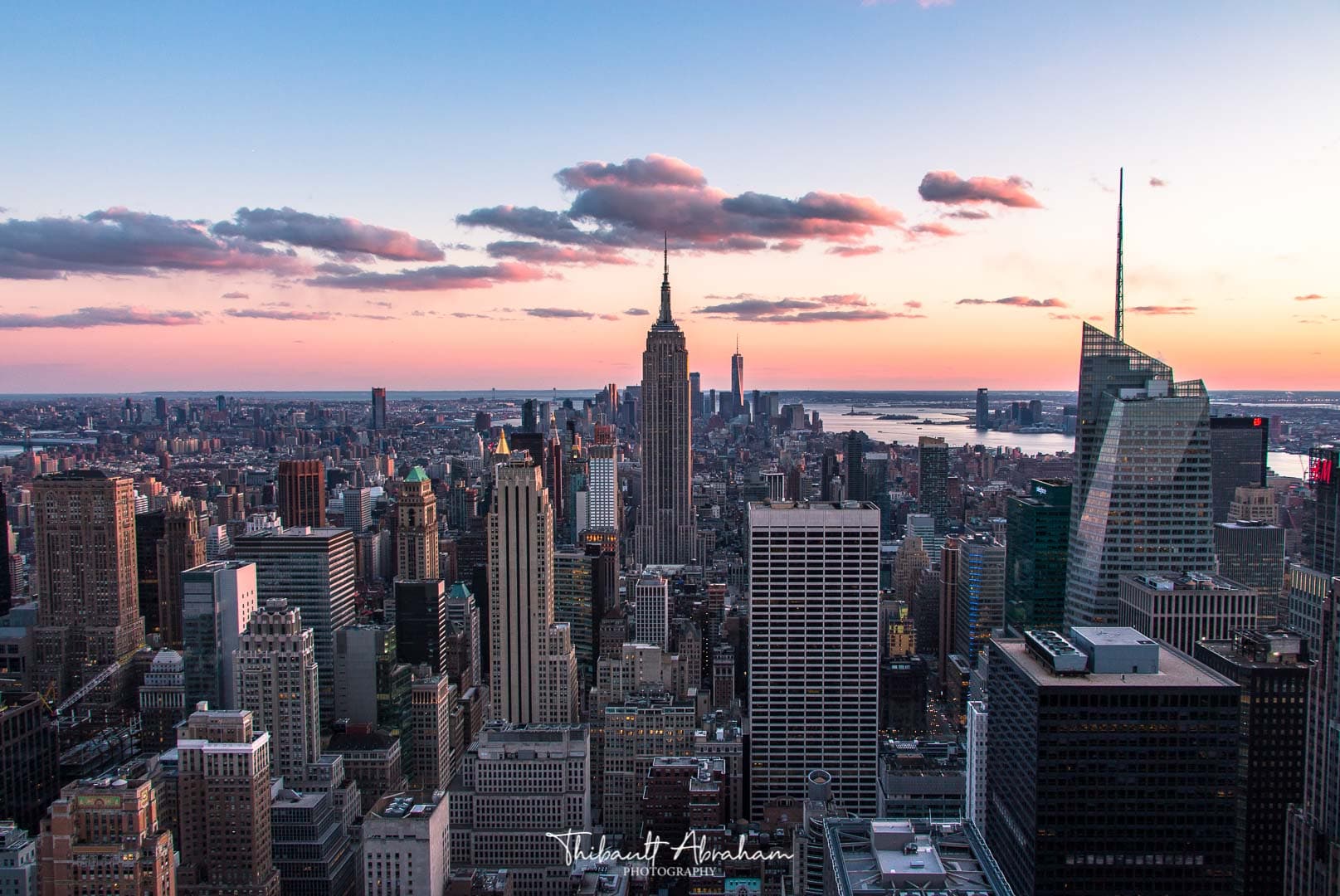 Grattes-ciel de Manhattan au coucher de soleil depuis la vue panoramique du Top of the Rock