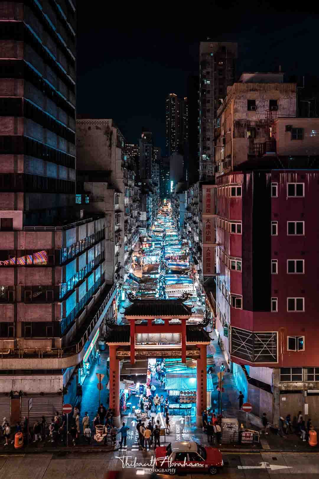 Le marché de nuit électrique et débordé de Temple Street à Hong Kong