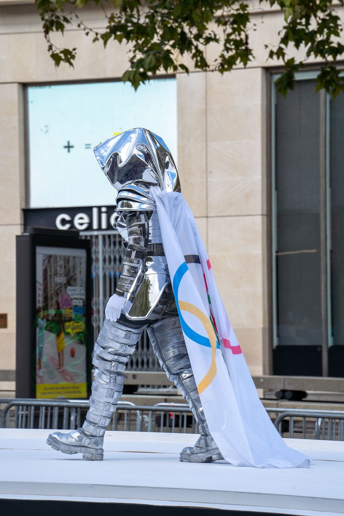 Chevalier en armure pour Paris 2024 à la parade