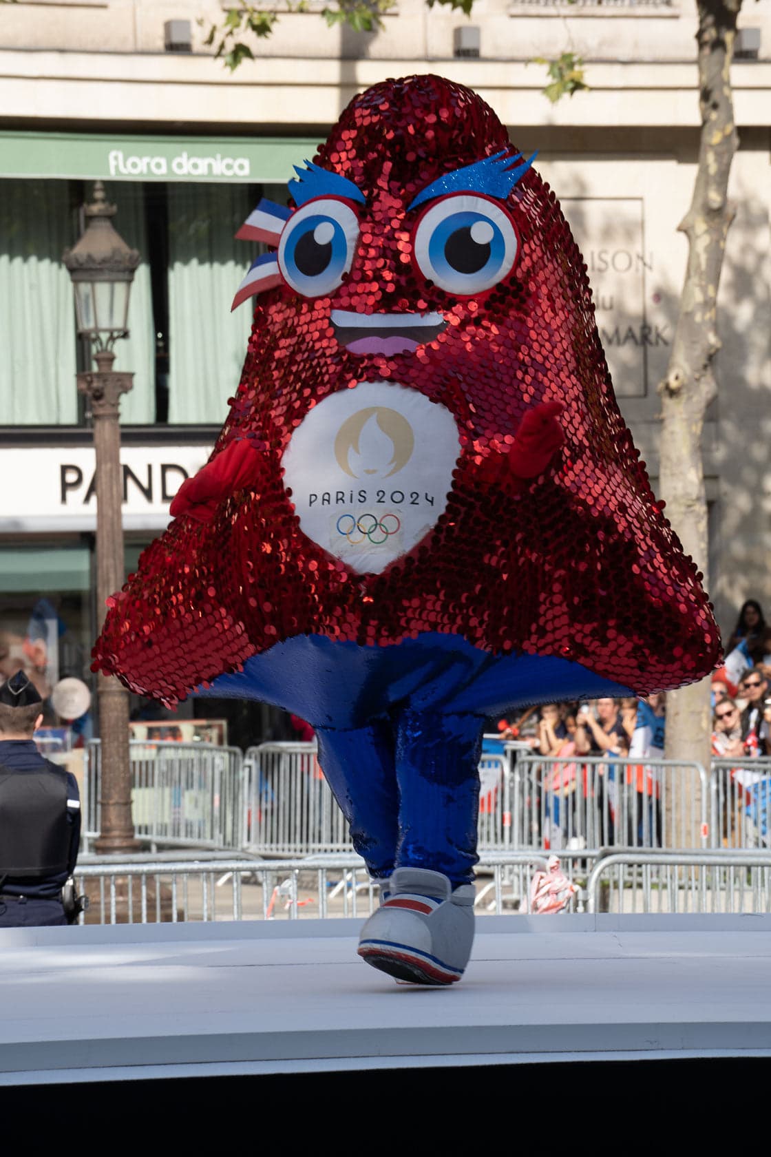 Mascotte de Paris 2024 à la Parade des Champions