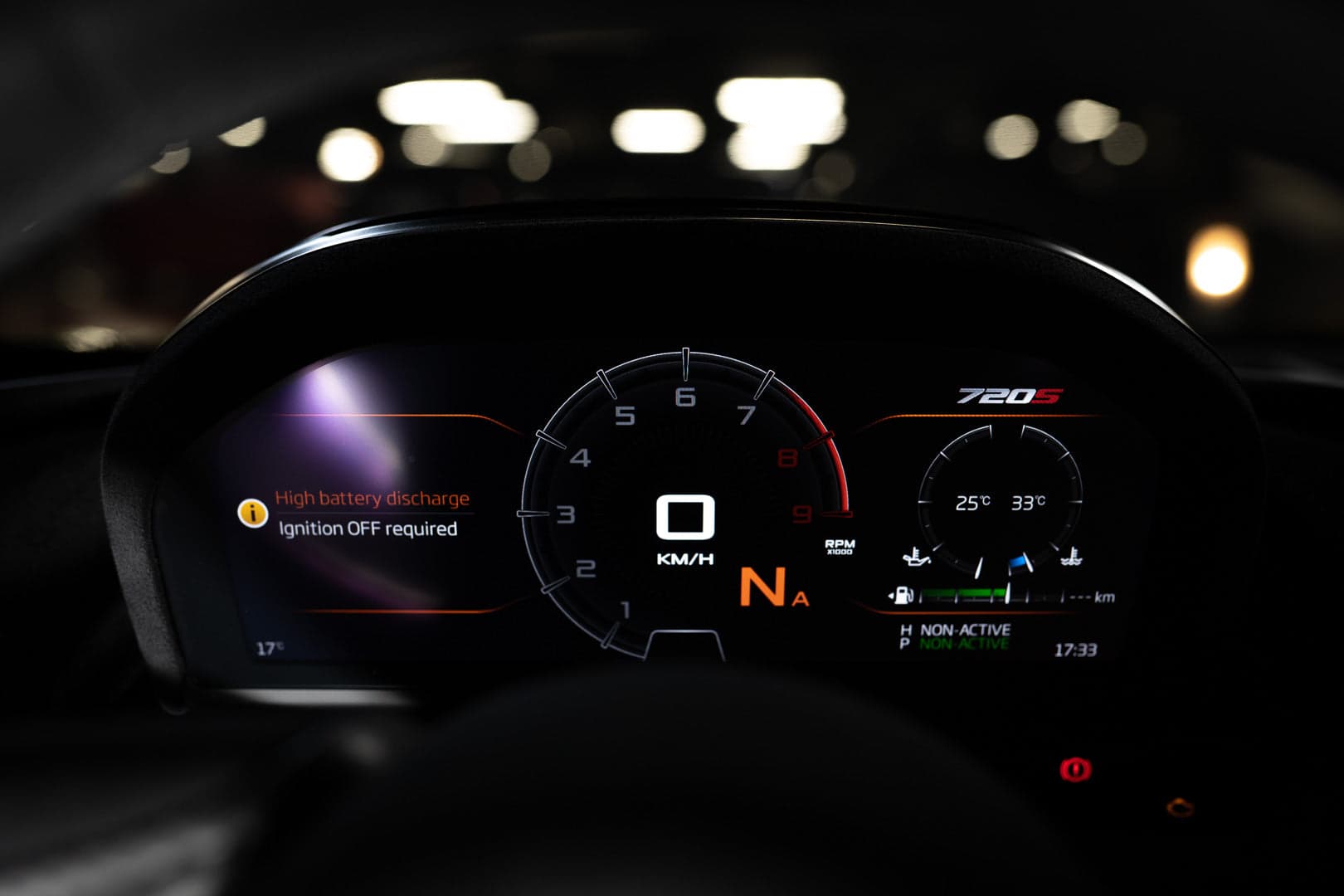 Gros plan d'un compteur de vitesse de McLaren 720s