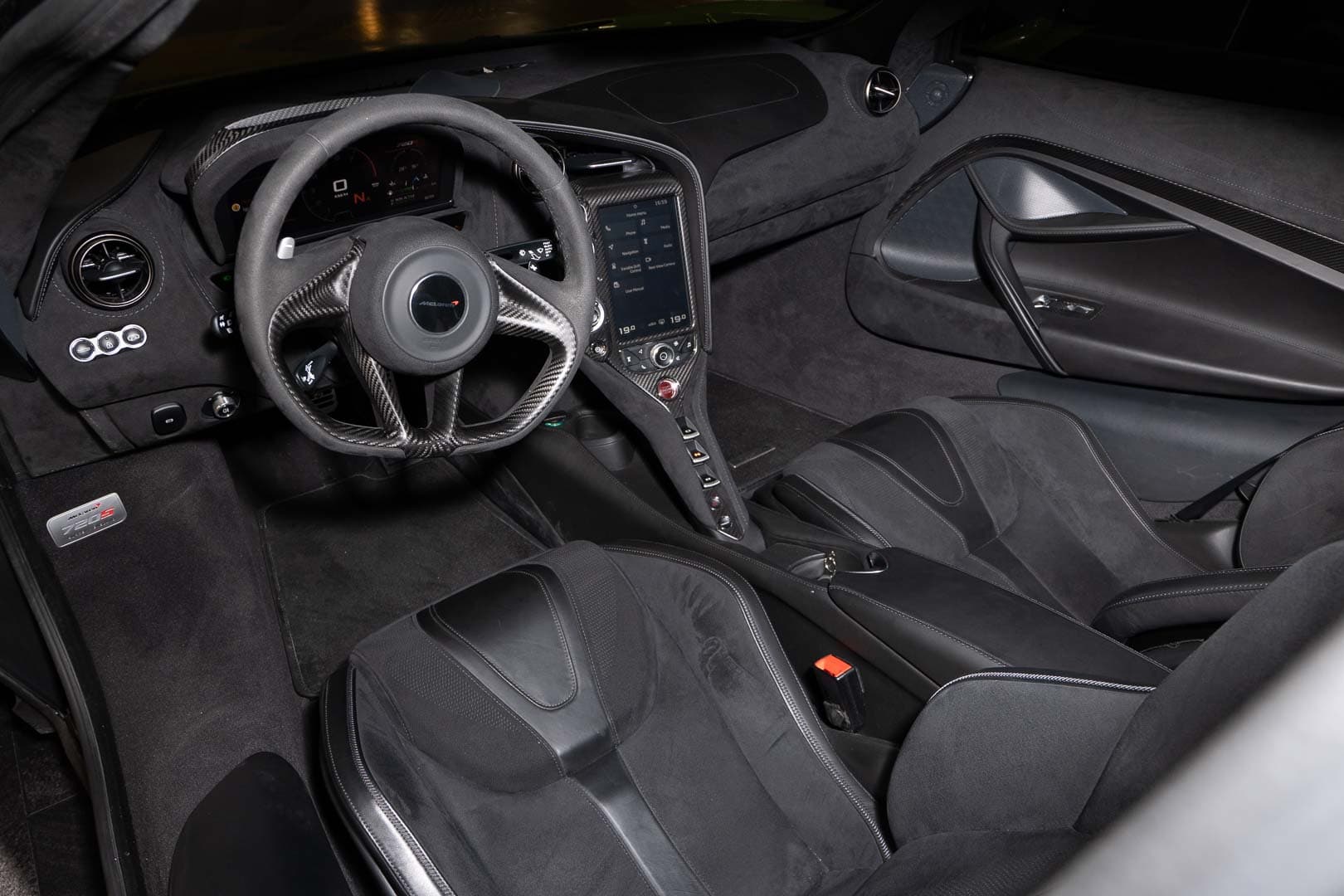 Habitacle intérieur de McLaren 720s en vue panoramique