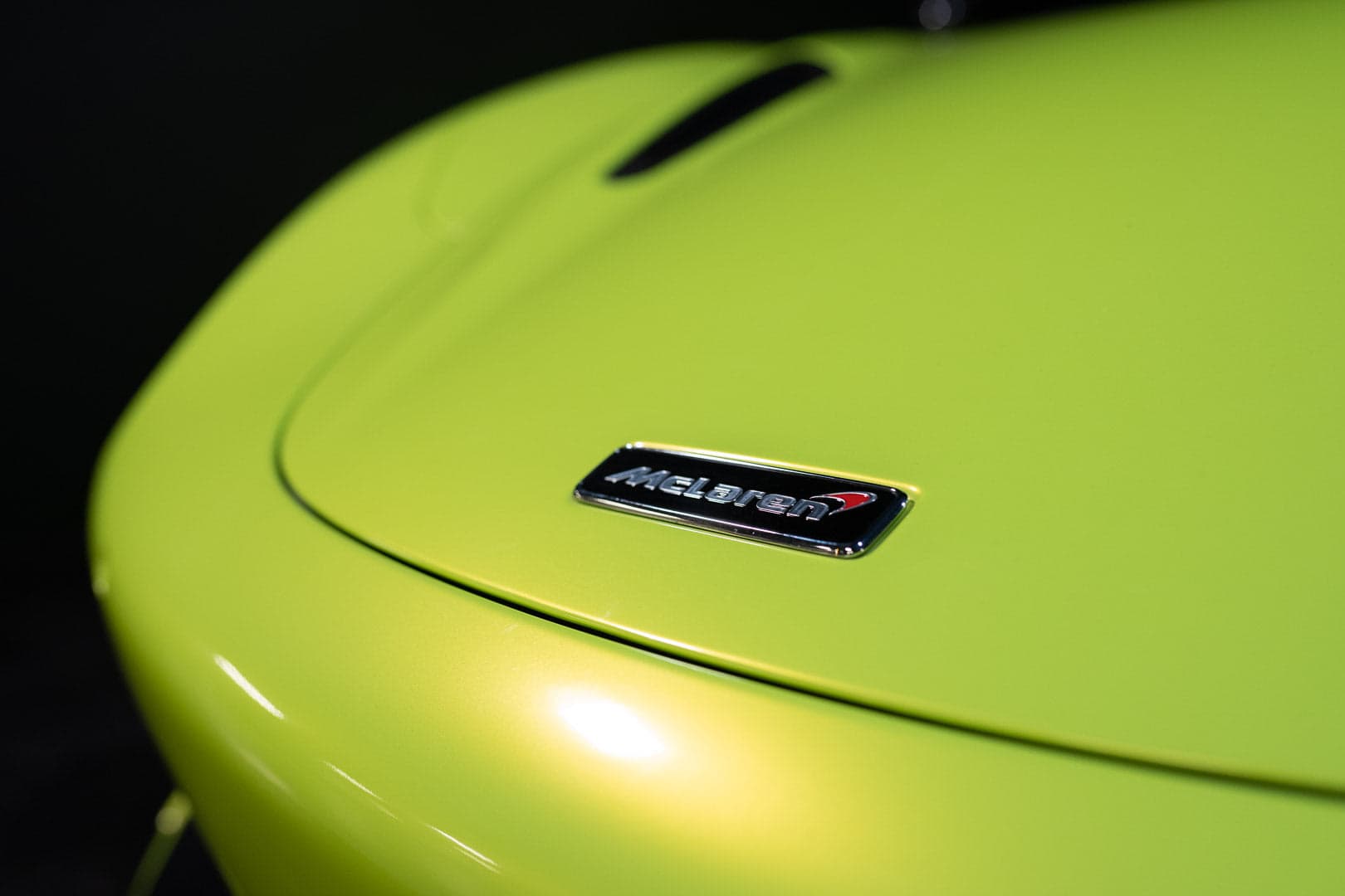 Logo de capot de McLaren 720s verte en gros plan