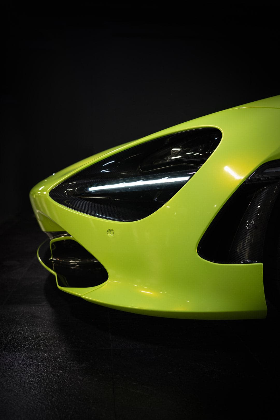 Phare avant gauche de McLaren 720s verte en gros plan