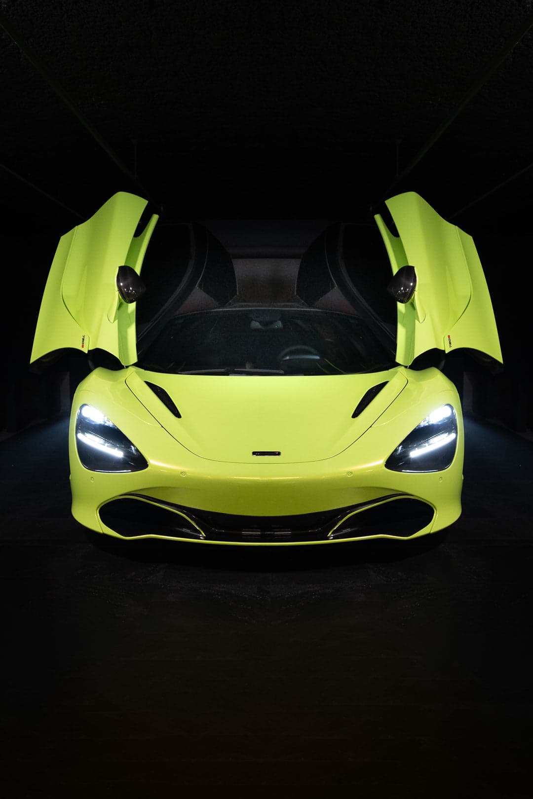 Shooting automobile McLaren 720S, portes papillon ouvertes