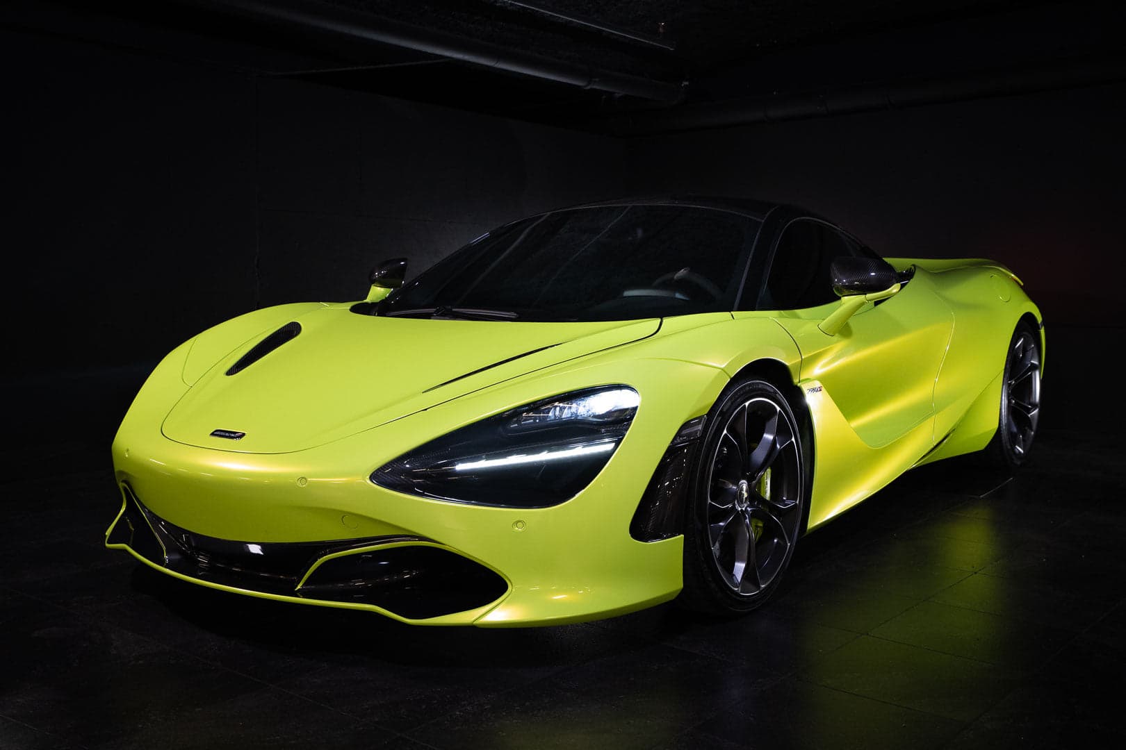 Photographie professionnelle de McLaren 720s verte face avant 3/4 gauche en extérieur