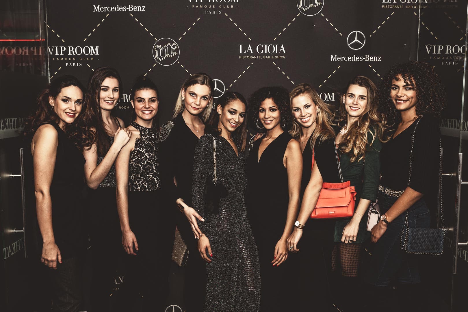 Groupe de Miss Régionales 2019 posant élégamment alignées lors de leur entrée dans le nightclub VIP Room