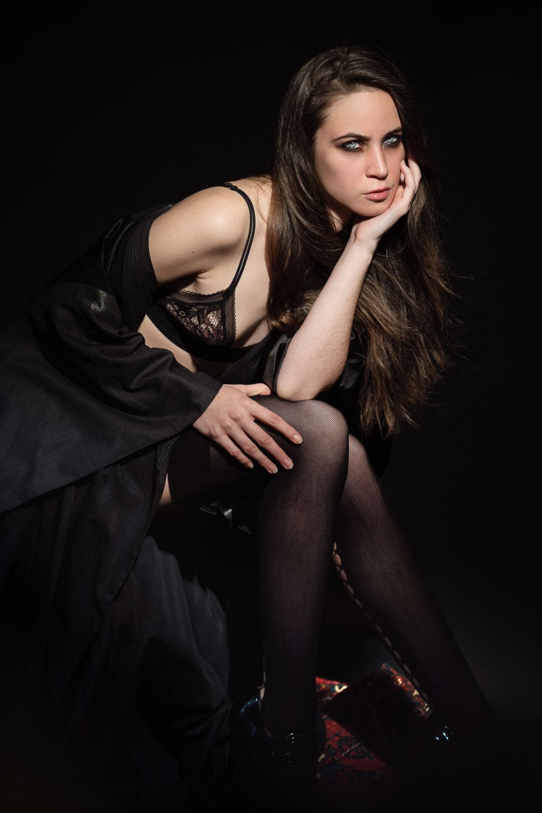 Photographie professionnelle de modèle féminin en lingerie et kimono en pose assise en studio boudoir