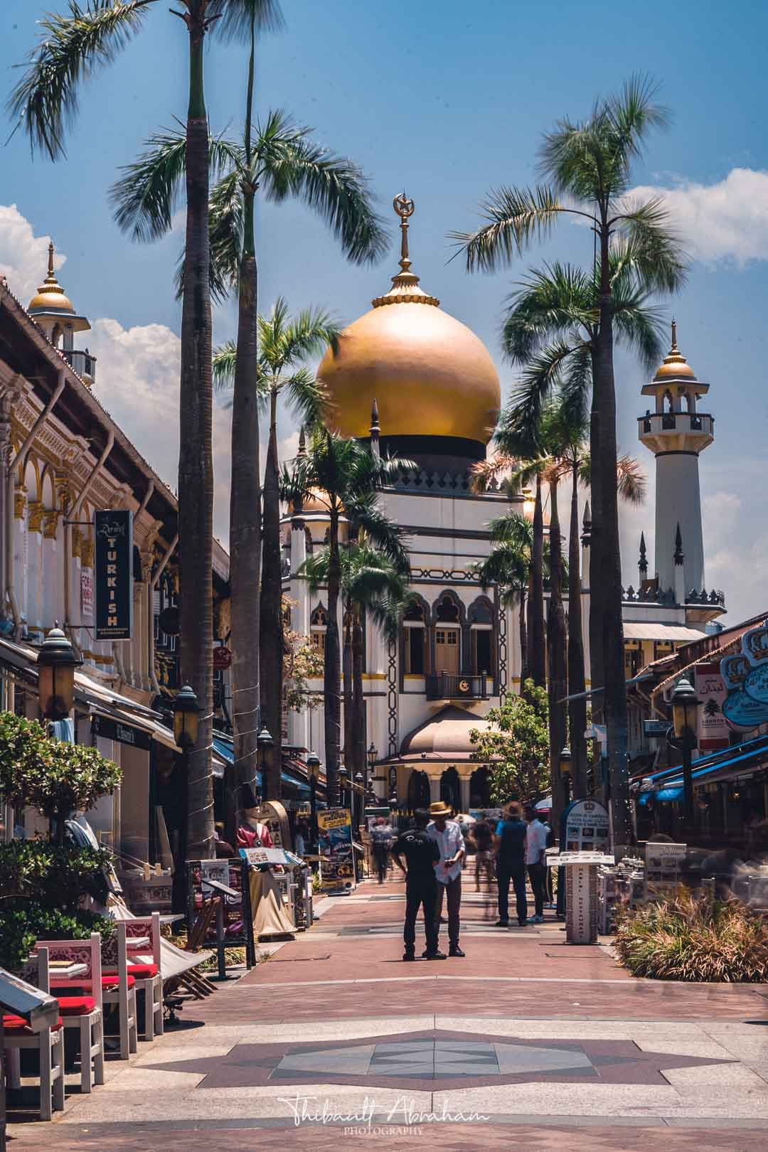 La mosquée Masjid Sultan et sa rue commerçante à Singapour